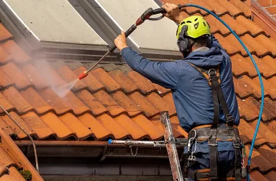 Démoussage et hydrofuge de toiture à Uzan